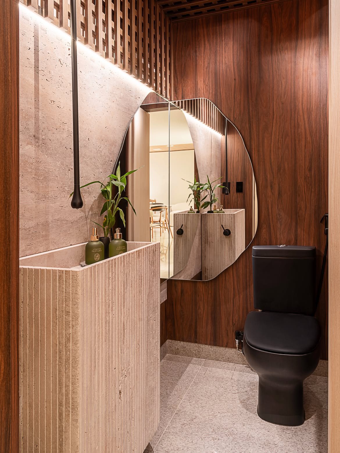Lavabo com cuba esculpida em travertino canelado