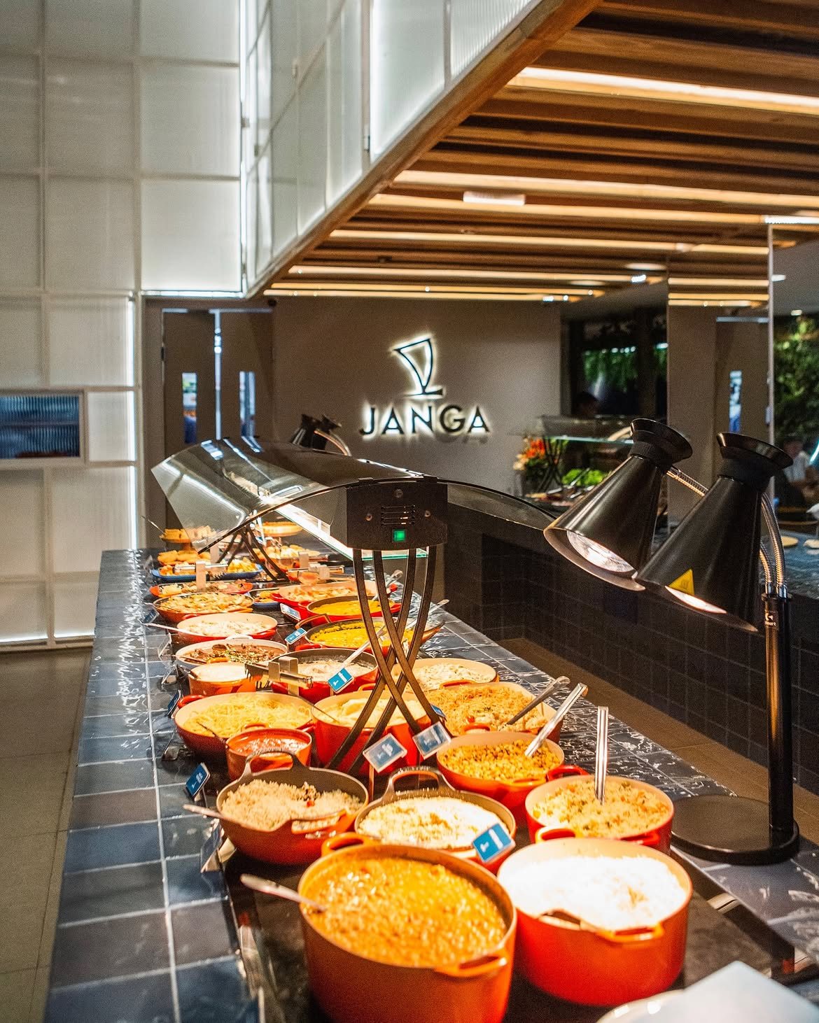 Balcão de buffet em pedra escura no Restaurante Janga